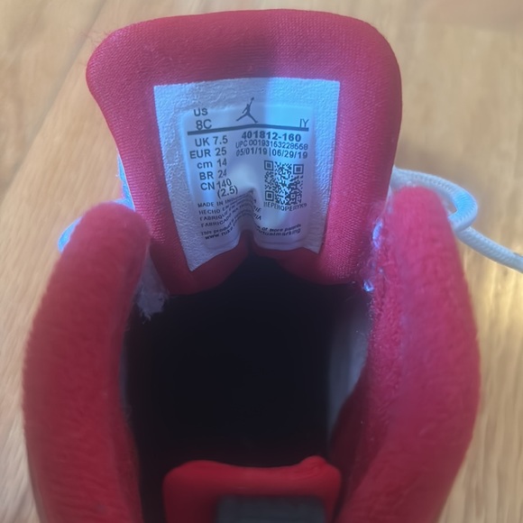 LIKE NEW: Air Jordan 11 Retro with patent leather cherry soles - Picture 6 of 9